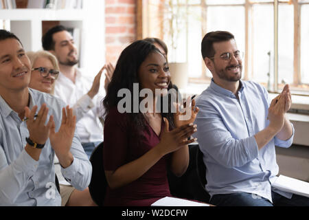 Multirazziale felice pubblico business persone applaudono ringraziare per la presentazione del workshop Foto Stock