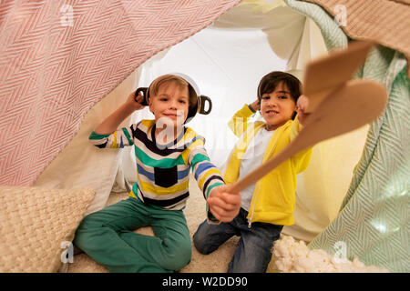 Ragazzi con pentole giocando in kids tenda a casa Foto Stock