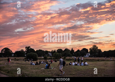 Wimbledon Common tramonto su una serata estati durante i campionati di tennis, a sud-ovest di Londra, England Regno Unito. Foto Stock