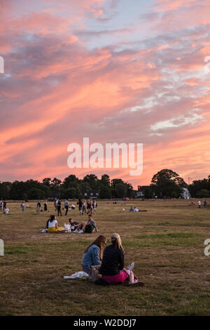 Wimbledon Common tramonto su una serata estati durante i campionati di tennis, a sud-ovest di Londra, England Regno Unito. Foto Stock