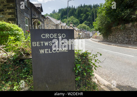 Il gallese informazioni turistiche sign in Betws-y-Coed Galles del Nord accoglie i visitatori alla città in gallese e inglese Foto Stock
