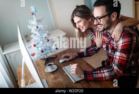 Attraente di giovani progettisti che lavorano sul progetto insieme Foto Stock