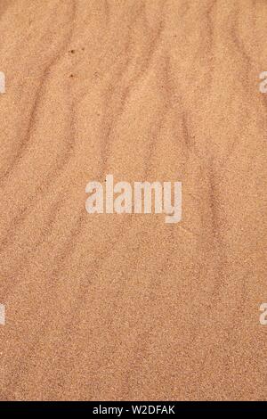 Sfondo naturale di simmetrico e soffiata ondulazioni di sabbia. Spiaggia di Aberdeen, Scozia, Regno Unito. Foto Stock
