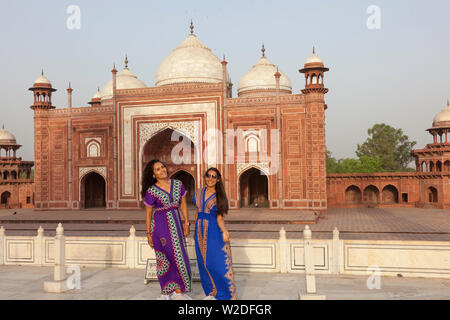 Scene di strada in India con persone in sacchi e sorridente, vendita di souvenir e di catering per il turista. Foto Stock