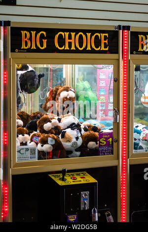 ATLANTIC CITY, NEW JERSEY - Giugno 18, 2019: fila di slot machines in acciaio Pier a Atlantic City Foto Stock