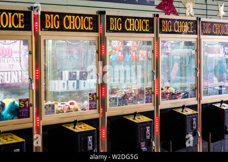 ATLANTIC CITY, NEW JERSEY - Giugno 18, 2019: fila di slot machines in acciaio Pier a Atlantic City Foto Stock