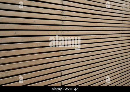 Moderno pannello / schermo in legno a strisce. Foto Stock