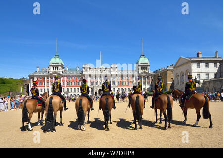 Londra, Inghilterra, Regno Unito. Membri del Re della truppa, Royal cavallo artiglieria, durante la fase di cambio della guardia sulla sfilata delle Guardie a Cavallo, Whitehall Foto Stock