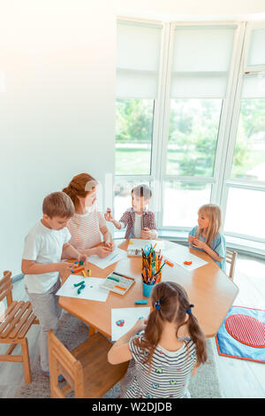 Felici i bambini di talento sviluppare le proprie capacità creative Foto Stock