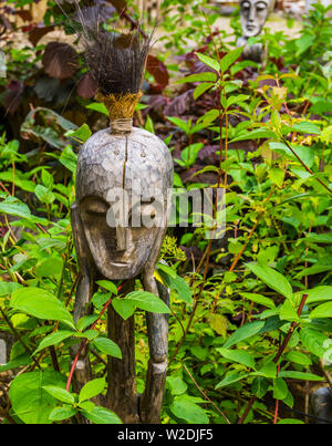 In legno scultura aborigena, tradizionale africana di decorazioni per il giardino, sullo sfondo della natura Foto Stock