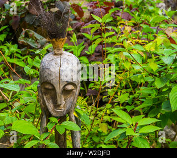 Tradizionali decorazioni africani, scultura in legno, decorazioni per il giardino, sullo sfondo della natura Foto Stock