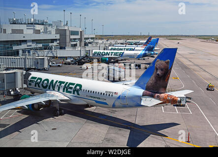 Frontier Airlines con aeromobili al gate, mentre caratterizzato come un low cost carrier, frontiera continua a espandersi con nuove rotte negli Stati Uniti. Foto Stock