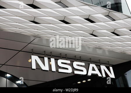 Un segno e close-up della facciata di Ginza luogo Nissan showroom di attraversamento. (Luglio 2019) Foto Stock