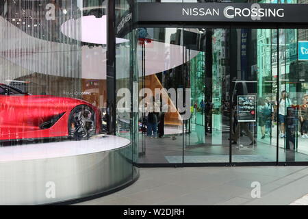 Parte anteriore del posto di Ginza Nissan showroom di incrocio dove un concetto Nissan 2020 Vision Gran Turismo è su una piattaforma girevole . (Luglio 2019) Foto Stock