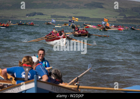 Stranraer, Scotland, Regno Unito. Il 7 luglio 2019. Concorrenti provenienti da tutto il paese e a livello internazionale, partecipare alle cerimonie di apertura del Skiffieworlds 2019, che corre da 7th-13th luglio. Skiffieworlds è il campionato del mondo per la St Ayles Skiff classe delle acque costiere barca a remi. I Campionati si svolgono ogni tre anni. Credito: Jeremy Sutton-Hibbert/ Alamy Live News Foto Stock