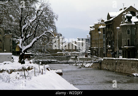 Il 28 marzo 1993 durante l'assedio di Sarajevo: la vista verso ovest lungo il fiume Miljacka al ponte Cumurija. Foto Stock