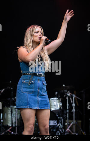 Il Shires eseguire live al 2019 Cornbury Festival, grande Tew, Oxfordshire Foto Stock