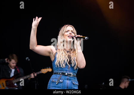 Il Shires eseguire live al 2019 Cornbury Festival, grande Tew, Oxfordshire Foto Stock