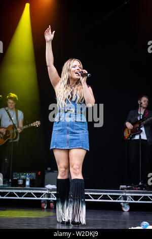 Il Shires eseguire live al 2019 Cornbury Festival, grande Tew, Oxfordshire Foto Stock