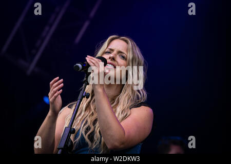 Il Shires eseguire live al 2019 Cornbury Festival, grande Tew, Oxfordshire Foto Stock