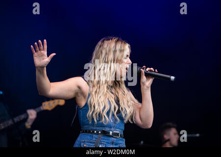 Il Shires eseguire live al 2019 Cornbury Festival, grande Tew, Oxfordshire Foto Stock