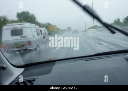 Treacherous condizioni stradali su M5 con heavy rain, REGNO UNITO Foto Stock