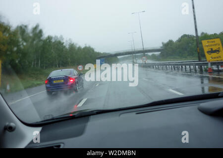 Treacherous condizioni stradali su M5 con heavy rain, REGNO UNITO Foto Stock