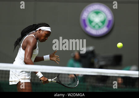 Il torneo di Wimbledon, Londra, Regno Unito. 8 luglio 2019, All England Lawn Tennis e Croquet Club, Wimbledon, Inghilterra, il Torneo di tennis di Wimbledon, giorno 7; Cori Gauff (USA) restituisce a Simona Halep (rou) Credit: Azione Plus immagini di sport/Alamy Live News Foto Stock