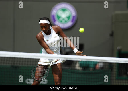 Il torneo di Wimbledon, Londra, Regno Unito. 8 luglio 2019, All England Lawn Tennis e Croquet Club, Wimbledon, Inghilterra, il Torneo di tennis di Wimbledon, giorno 7; Cori Gauff (USA) restituisce a Simona Halep (rou) Credit: Azione Plus immagini di sport/Alamy Live News Foto Stock