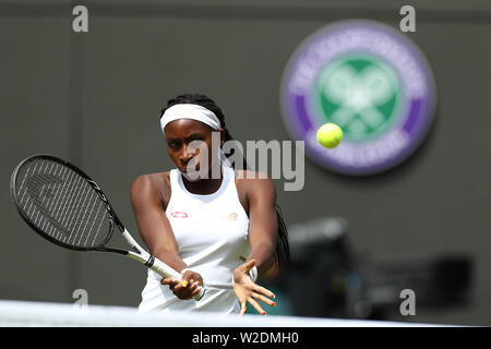 Il torneo di Wimbledon, Londra, Regno Unito. 8 luglio 2019, All England Lawn Tennis e Croquet Club, Wimbledon, Inghilterra, il Torneo di tennis di Wimbledon, giorno 7; Cori Gauff (USA) restituisce a Simona Halep (rou) Credit: Azione Plus immagini di sport/Alamy Live News Foto Stock