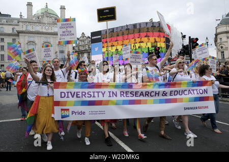 London, Greater London, Regno Unito. 6 Luglio, 2019. I partecipanti marzo con un banner durante l'Orgoglio.migliaia di festaioli riempito della Londra strade di colori per celebrare l'orgoglio nella capitale. Il 2019 si è celebrato il cinquantesimo anniversario di Stonewall tumulti nella città di New York, visto come origine di orgoglio e i diritti LGBT movimento. Credito: Andres Pantoja/SOPA Immagini/ZUMA filo/Alamy Live News Foto Stock