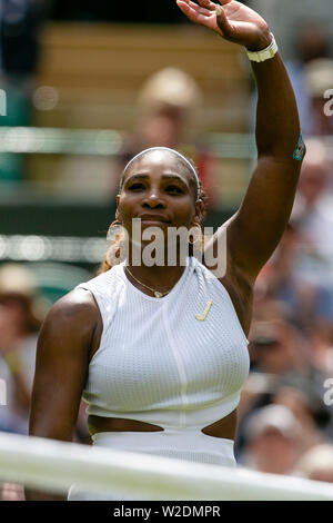 Londra, UK, 8 Luglio 2019: Serena Williams di Stati Uniti d'America è in azione durante il quarto round al giorno 8 alla Wimbledon Tennis Championships 2019 a All England Lawn Tennis e Croquet Club di Londra. Williams indossa una spilla che è composta da 34 cristalli, simboleggia la sua età quando ha vinto il suo più recente titolo di Wimbledon, nel 2016.Credit: Frank Molter/Alamy Live news Foto Stock