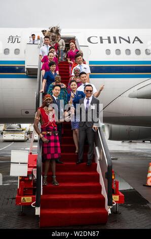 (190708) -- PECHINO, 8 luglio 2019 (Xinhua) -- persone posano per una foto a una cerimonia di benvenuto per la cerimonia inaugurale Changsha-Nairobi volo all'Aeroporto Internazionale Jomo Kenyatta di Nairobi, in Kenya, 12 giugno 2019. China Southern Airlines Mercoledì ha lanciato un volo diretto tra Nairobi e Changsha, la capitale della provincia cinese di Hunan. (Xinhua/Lyu Shuai) Foto Stock