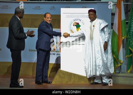 (190708) -- PECHINO, 8 luglio 2019 (Xinhua) -- (L a R) Presidente dell Unione Africana (AU) Commissione Moussa Faki Mahamat, Presidente egiziano e il Presidente dell'Unione Africana Abdel Fattah al-Sisi e Nigerien Presidente Mahamadou Issoufou assistere alla cerimonia di lancio della fase operativa di continentale africana Zona di Libero Commercio (AfCFTA) Accordo di Niamey, capitale del Niger, Luglio 7, 2019. (Str/Xinhua) Foto Stock