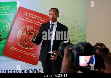 (190708) -- PECHINO, 8 luglio 2019 (Xinhua) -- Un richiedente del Rwanda in Africa orientale e-passaporto dimostra il suo passaporto diplomatico poco dopo che è stato rilasciato a Kigali, capitale del Rwanda, 28 giugno 2019. (Xinhua/Lyu Tianran) Foto Stock