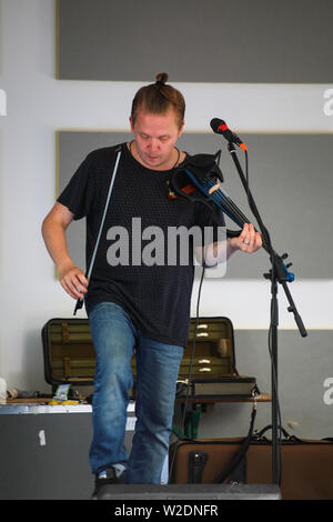 Direttore artistico del Festival, Pekka Kuusisto dando una strada libera concerto con violino elettrico e materiale improvvisato in Järvenpää, Finlandia Foto Stock