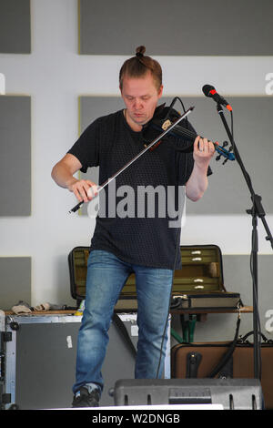 Direttore artistico del Festival, Pekka Kuusisto dando una strada libera concerto con violino elettrico e materiale improvvisato in Järvenpää, Finlandia Foto Stock