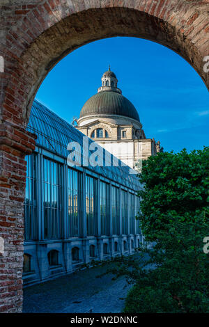 Vista del famoso cancelleria di Stato - Staatskanzlei con il memoriale di guerra tedeschi nel centro della capitale bavarese. Foto Stock