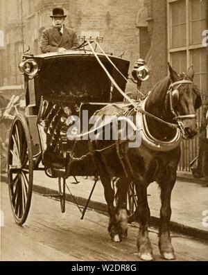 Hansom cab, c1910, (1935). Creatore: sconosciuto. Foto Stock