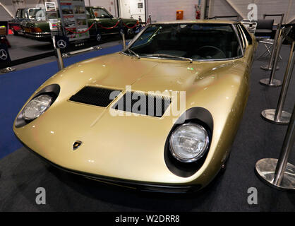 Tre quarti frontale di un 1970 Lamborghini Miura S, sul display a 2019 London Classic Car Show Foto Stock