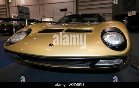 A basso angolo di vista anteriore di un 1970 Lamborghini Miura S, sul display a 2019 London Classic Car Show Foto Stock