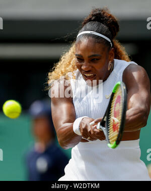 Londra, Gran Bretagna. 8 Luglio, 2019. Serena Williams degli Stati Uniti compete durante il singolare femminile quarto round match contro Carla Suarez Navarro della Spagna al 2019 Wimbledon Tennis Championships di Londra, Gran Bretagna, in data 8 luglio 2019. Credito: Han Yan/Xinhua/Alamy Live News Foto Stock