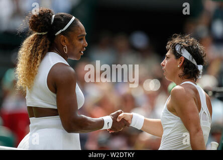 Londra, Gran Bretagna. 8 Luglio, 2019. Serena Williams (L) degli Stati Uniti saluta Carla Suarez Navarro di Spagna dopo il singolare femminile quarto round in abbinamento al 2019 Wimbledon Tennis Championships di Londra, Gran Bretagna, in data 8 luglio 2019. Credito: Han Yan/Xinhua/Alamy Live News Foto Stock