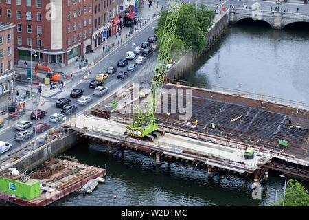 La Rosie Hackett Bridge durante la costruzione - skyline di Dublino da una prospettiva aerea Foto Stock