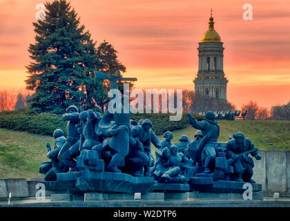 Attraversamento del Dniepr monumento nel Museo Nazionale di Storia dell'Ucraina nella Seconda Guerra Mondiale e la grande Lavra Torre Campanaria, Kiev, Ukrain Foto Stock