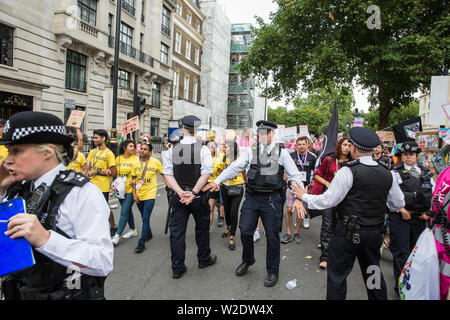 Londra, Regno Unito. 6 Luglio, 2019. Attivisti di lesbiche e gay supportano i migranti africani famiglia arcobaleno, il progetto esterno, Micro arcobaleno e altri Foto Stock