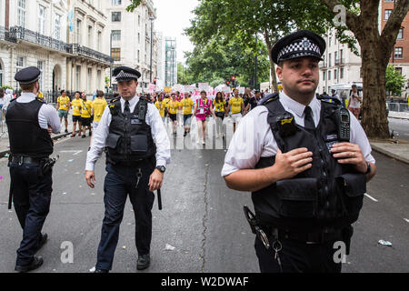 Londra, Regno Unito. 6 Luglio, 2019. Attivisti di lesbiche e gay supportano i migranti africani famiglia arcobaleno, il progetto esterno, Micro arcobaleno e altri Foto Stock