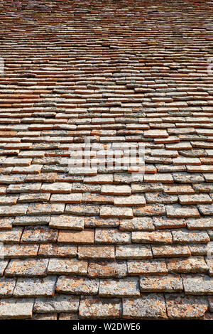 Texture di piastrelle di terracotta. Vecchia tegola spiovente del tetto. sfondo Foto Stock