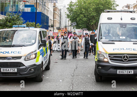 Londra, Regno Unito. 6 Luglio, 2019. Attivisti di lesbiche e gay supportano i migranti africani famiglia arcobaleno, il progetto esterno, Micro arcobaleno e altri Foto Stock