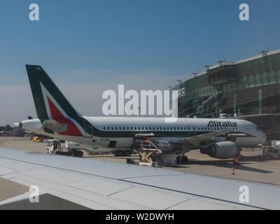 CASELLE, Italia - circa giugno 2019: Alitalia Airbus A320-200 piano a Sandro Pertini di Torino aeroporto Foto Stock